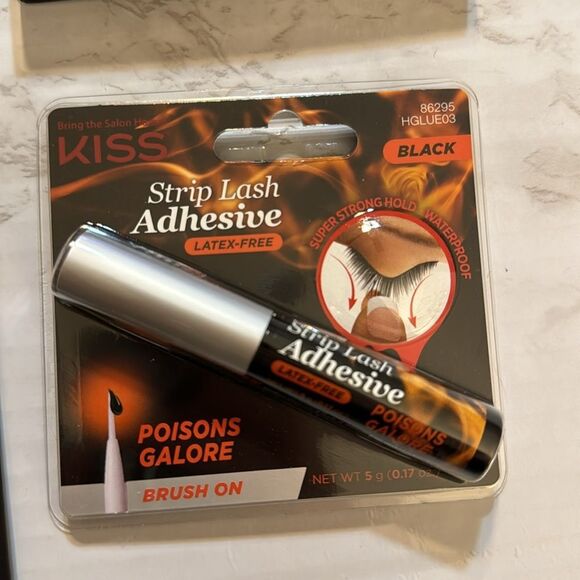 Kiss lash couture and magnetic lashes bundle with lash glue and liner - Picture 4 of 6